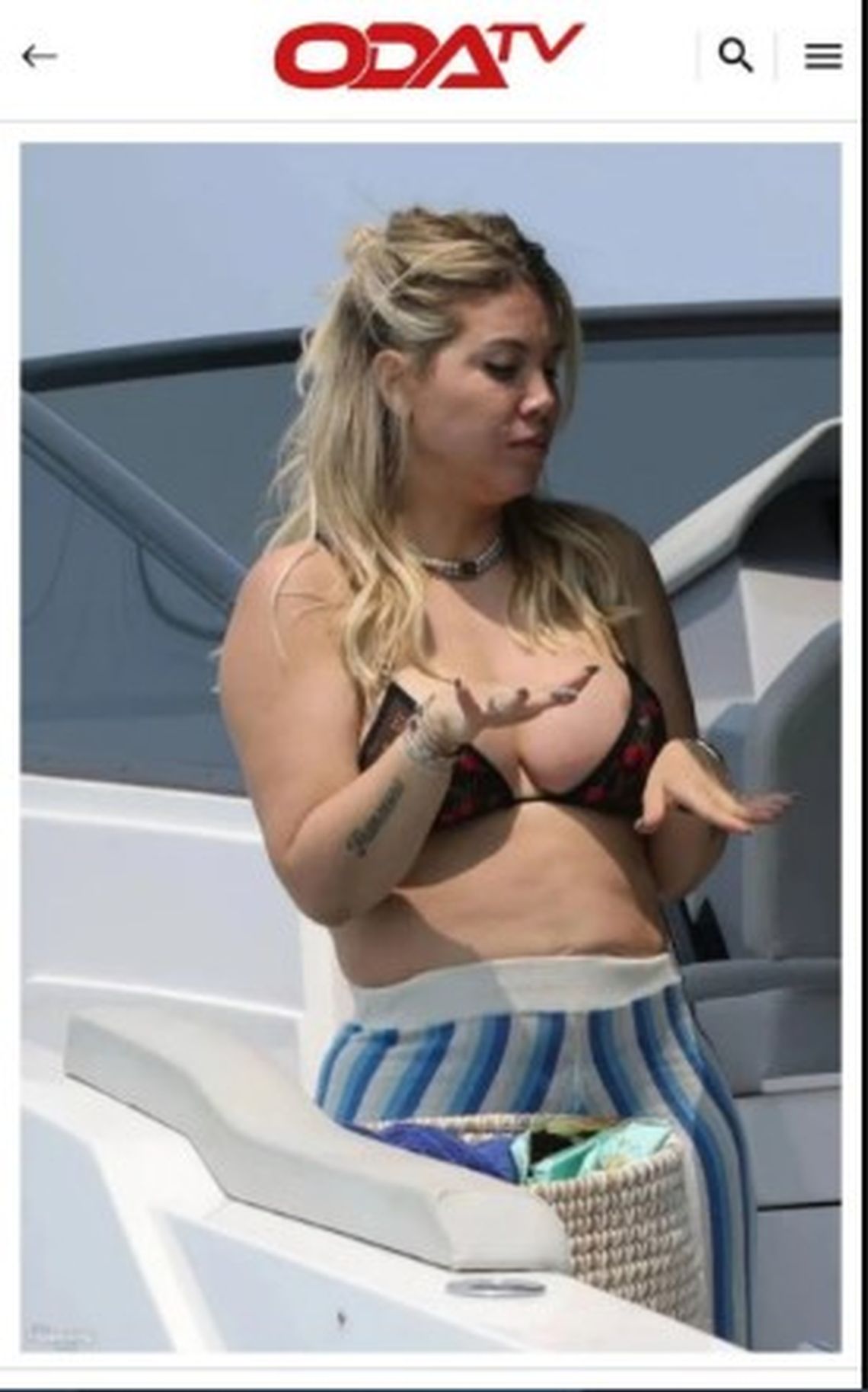 Wanda Nara disfrutando de sus días de paseo en Ibiza, en un yate. 