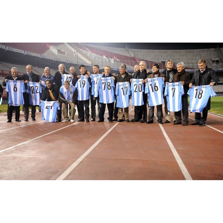 Passarella homenajeó a campeones del Mundial 78 en el Monumental