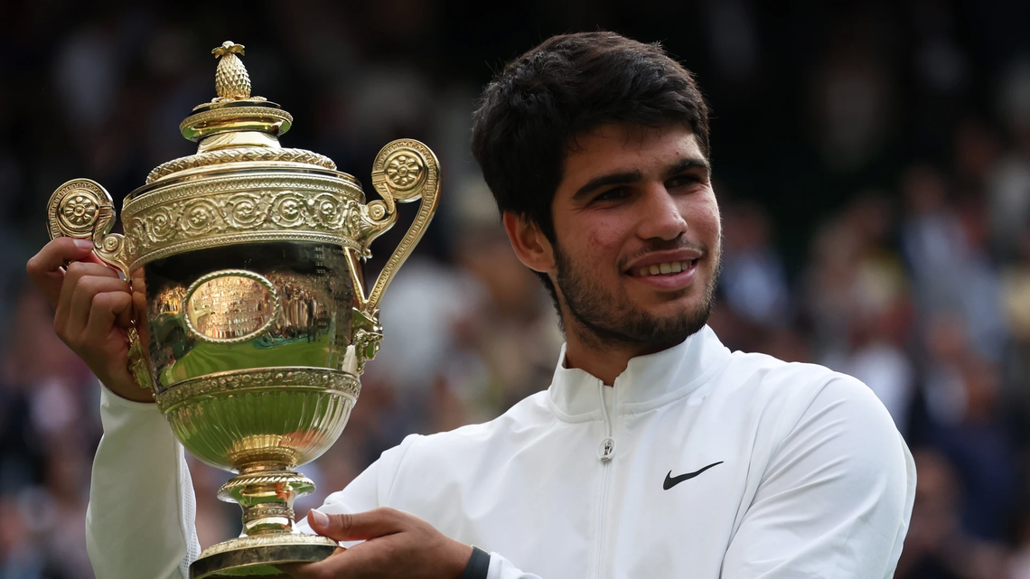 Carlos Alcaraz le ganó Wimbledon a Novak Djokovic.