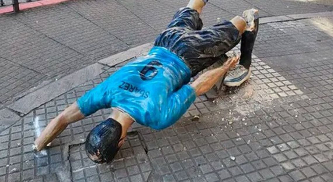 La estatua del Pistolero tras el vandalizmo de la gente de Peñarol.