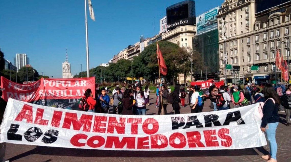 Trabajadores informales y precarizados realizaron una protesta frente al Obelisco