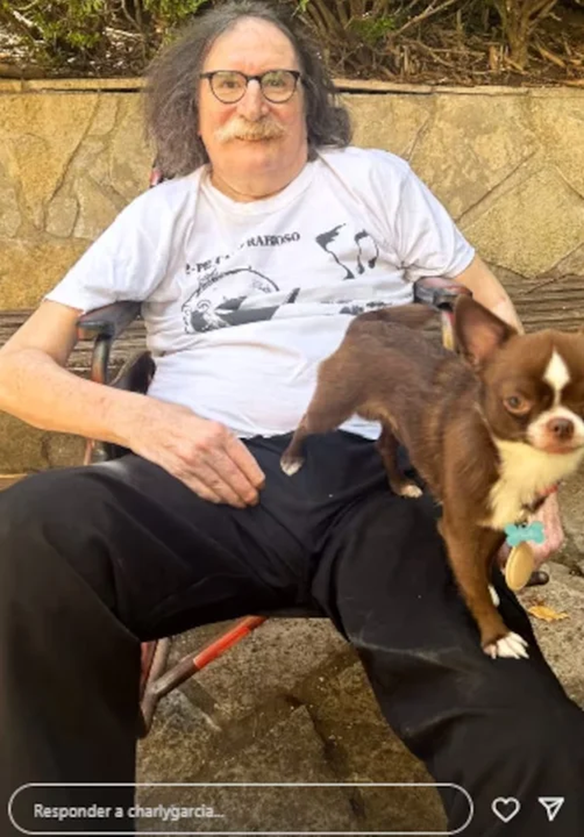 Charly García, con una remera de Pescado Rabioso.  Charly García, con una remera de Pescado Rabioso.