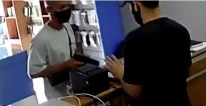 Brasil: el ladrón le apunta al comerciante.