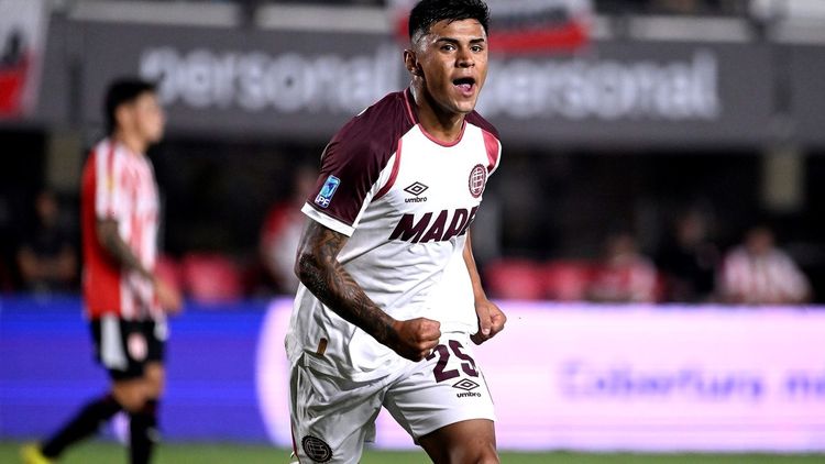 Dylan Aquino marcó el único gol del partido para el triunfo de Lanús ante Estudiantes en La Plata.