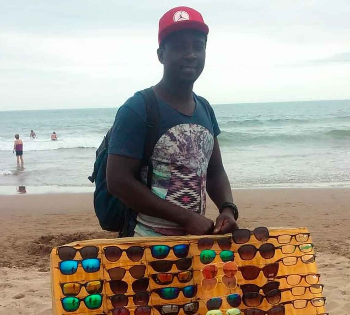 Cheikh, el senegalés que vende anteojos por la orilla