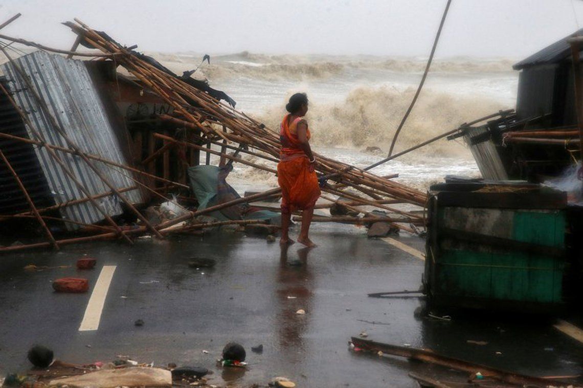 India: dos muertes por un ciclón. 