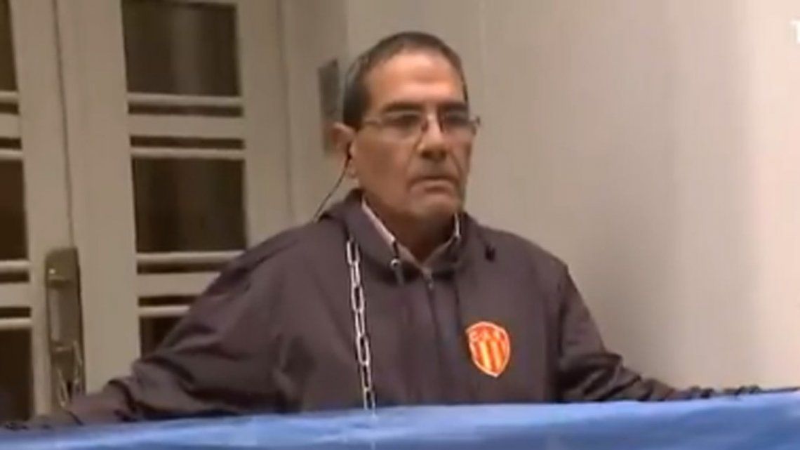 El vicepresidente de Sarmiento de Chaco se encadenó en la puerta de AFA para que le devuelvan los puntos a su club
