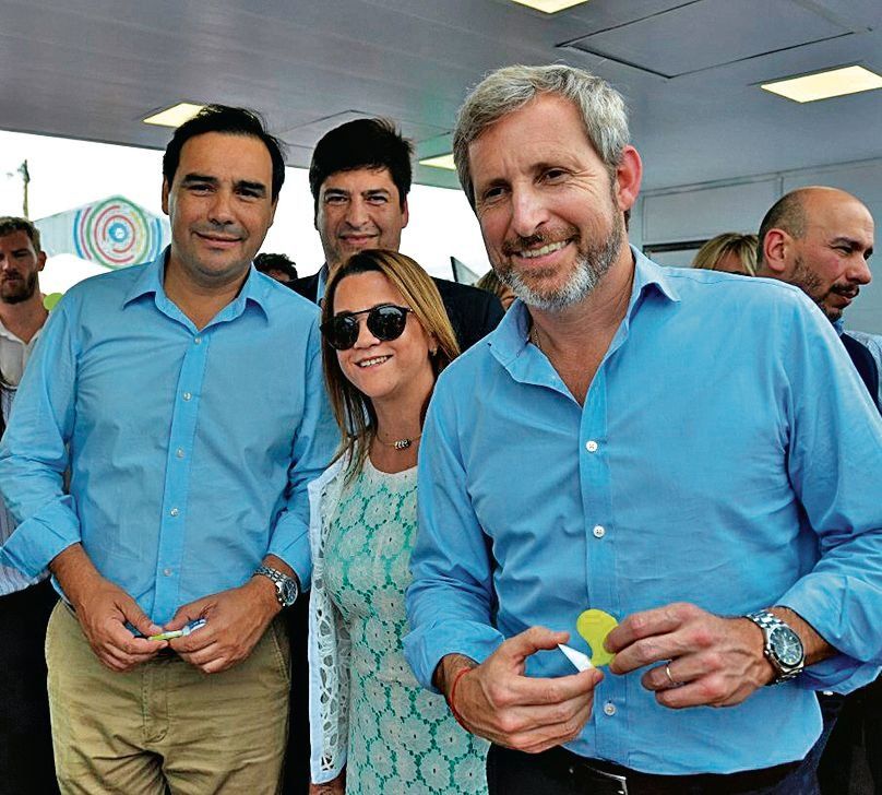dEl ministro Rogelio Frigerio junto al candidato oficialista