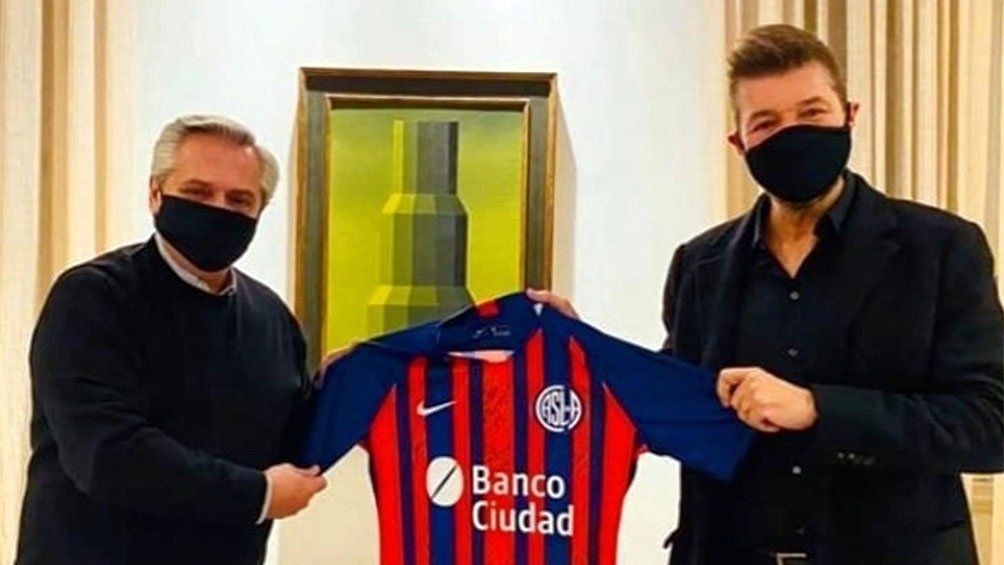 Alberto Fernández recibió una camiseta de San Lorenzo que le llevó Tinelli