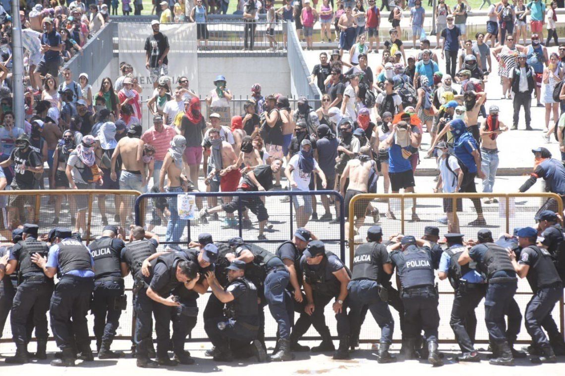 Mendoza: incidentes en multitudinaria marcha frente a la gobernación por la ley minera que habilita el uso de químicos