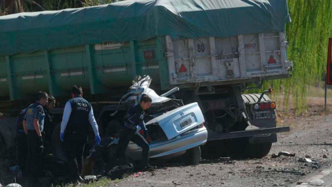Mendoza: trágico choque entre un auto y un camión deja un saldo de 5 muertos