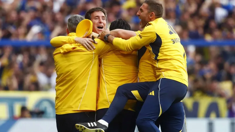 El alocado festejo de Úbeda y el cuerpo técnico Xeneize.