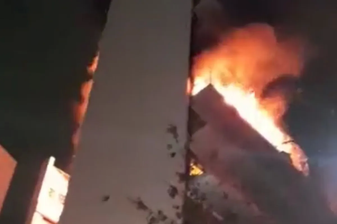 Feroz incendio en Recoleta con cinco muertos y 18 heridos.