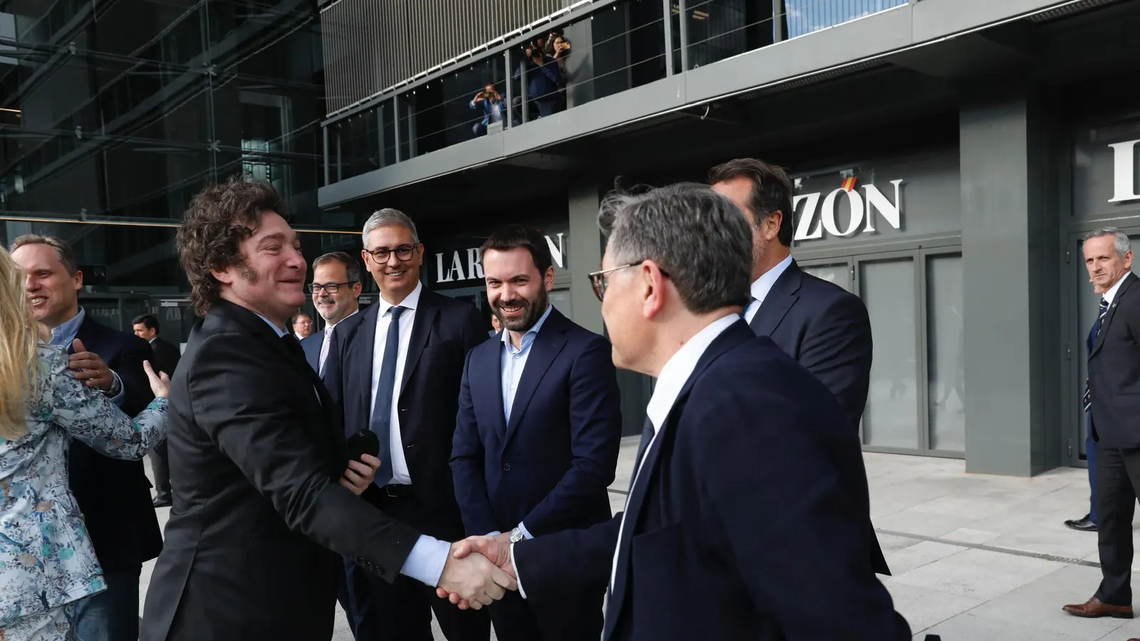 Javier Milei al presentar su libro. 