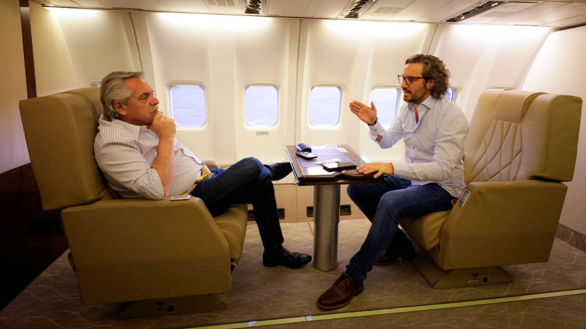 Alberto Fernández y Santiago Cafiero en el vuelo a Colombia
