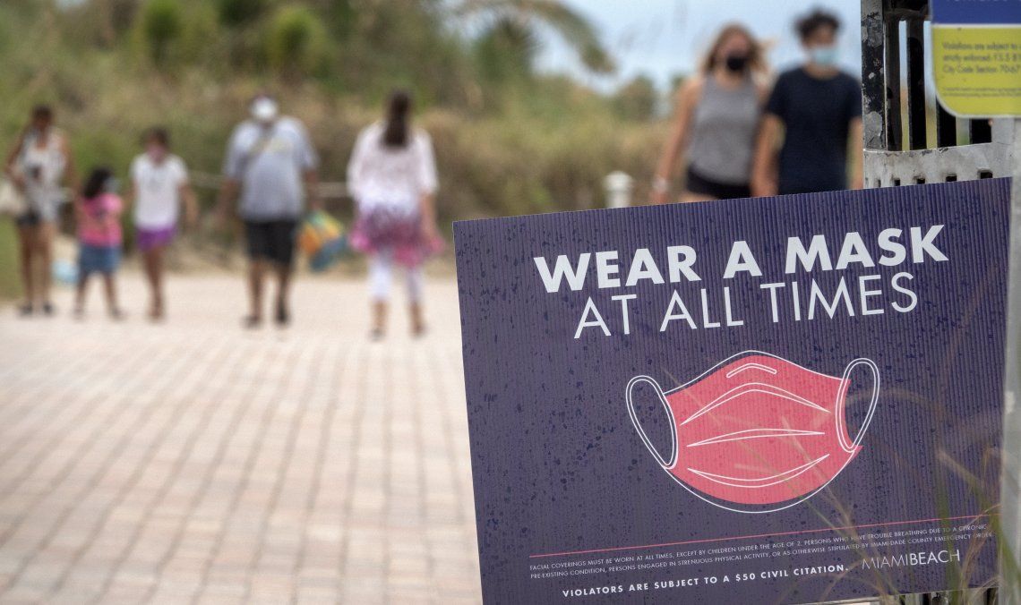 En las playas de Florida se les pide a los bañistas usar tapabocas todo el tiempo