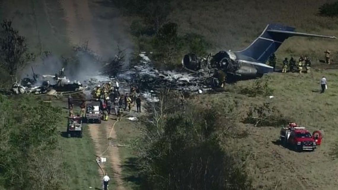 Texas: avión se estrella e incendia con 21 personas dentro.