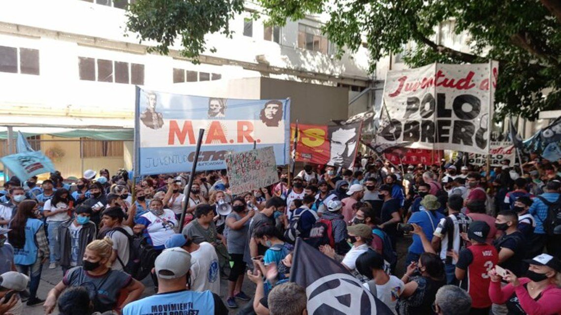 Manifestantes en el Ministerio de Educación.