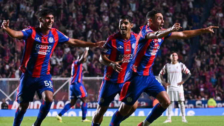 Todos los jugadores de San Lorenzo festejan el gol del triunfo ante Estudiantes.