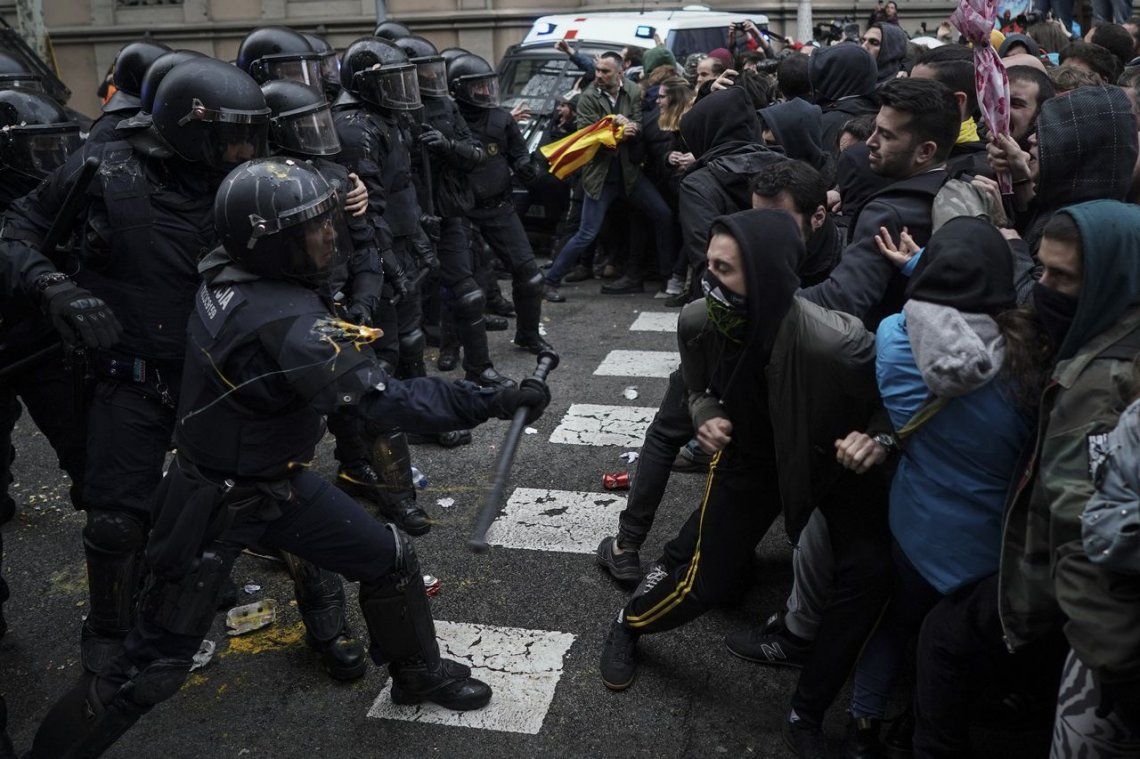 Heridos y detenidos en Barcelona por arresto de Puigdemont