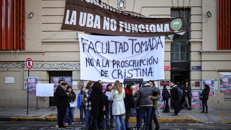 Los alumnos se reunieron en asambleas para avanzar con medidas de protesta después de la decisión de la Corte Suprema. 
