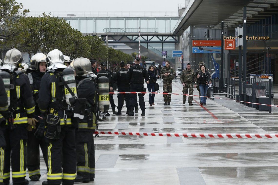 Francia busca saber el motivo del ataque en Orly