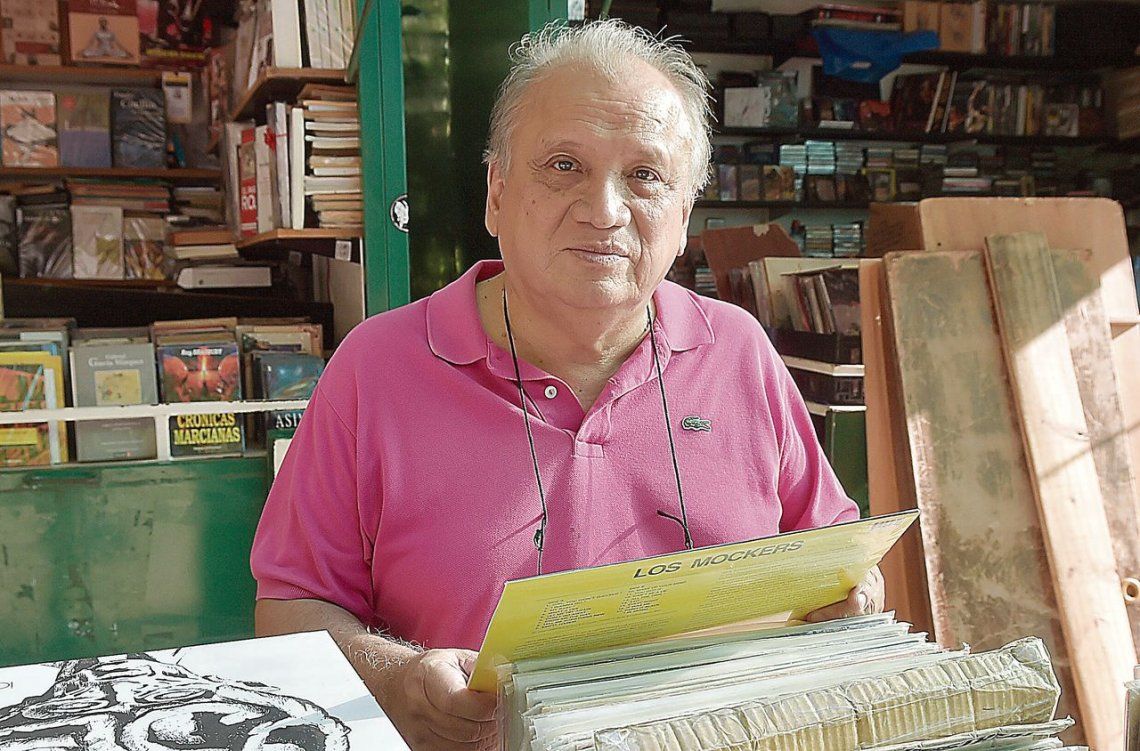 dCarlos Altamirano “buceando” entre discos viejos. La música fue y es la gran pasión de su vida.