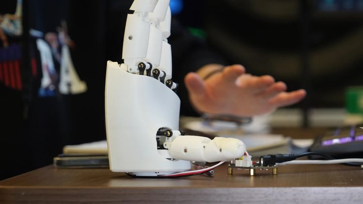La tecnología permite controlar manos robóticas y manipular objetos en entornos virtuales mediante señales inalámbricas.