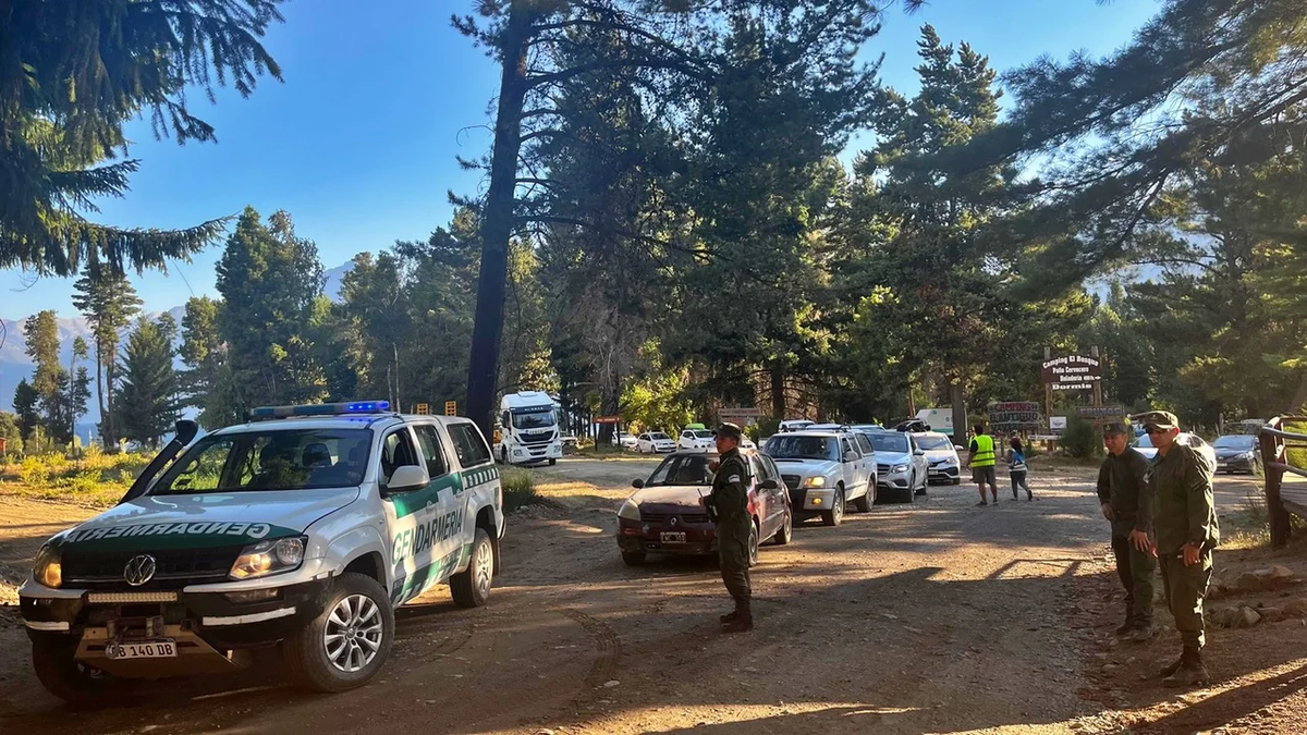 Cortan la Ruta 40 entre Epuyén y El Hoyo por el avance del fuego