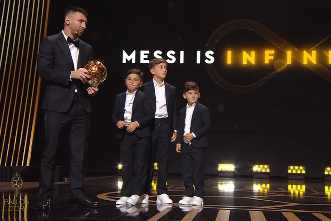 Los cuatro Messi estuvieron juntos arriba del escenario. Captura.