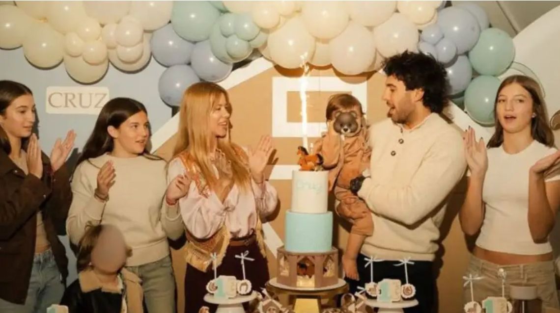 Nicole celebró el primer añito de Cruz rodeado del afecto de su papá, Manu Urcera, y de sus hermanas: Indiana, Allegra y Sienna. 