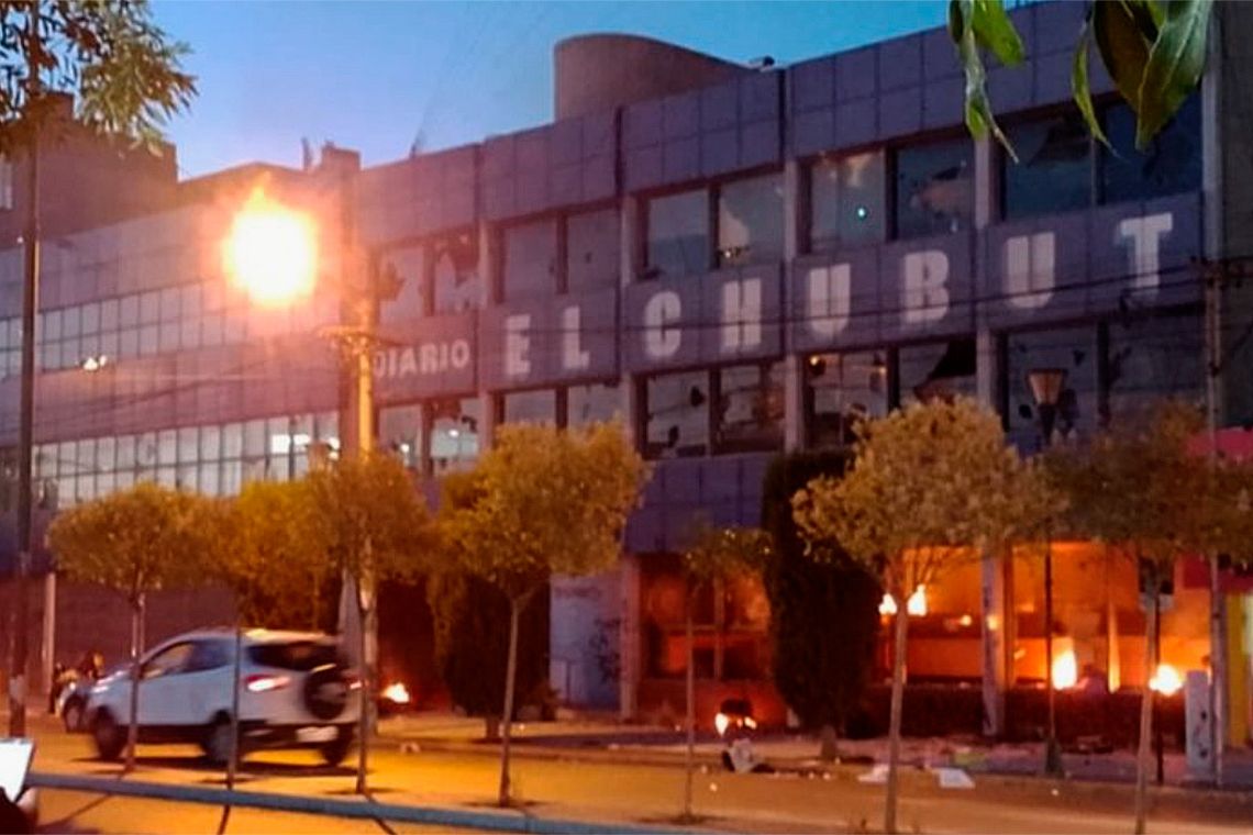 Manifestantes ambientalistas destrozaron las instalaciones del diario El Chubut
