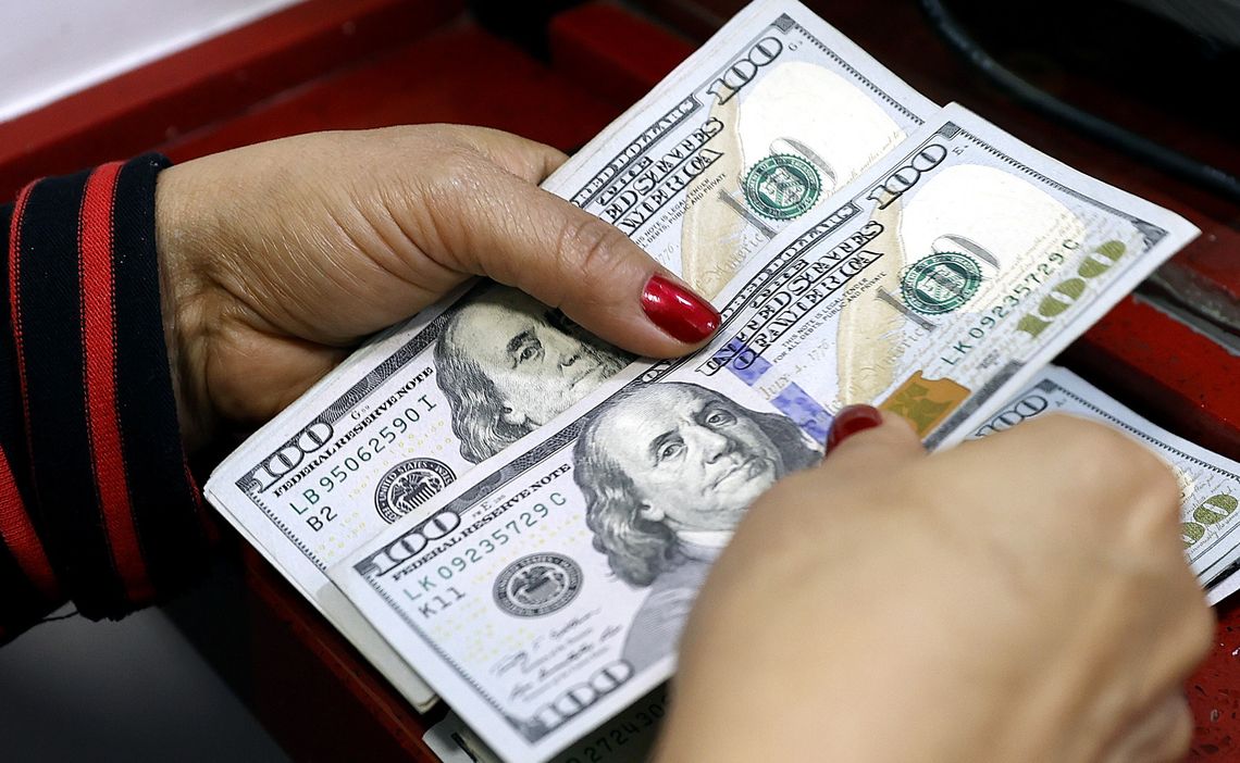 El dólar blue subió $10 en el arranque de la semana y cerró a $717