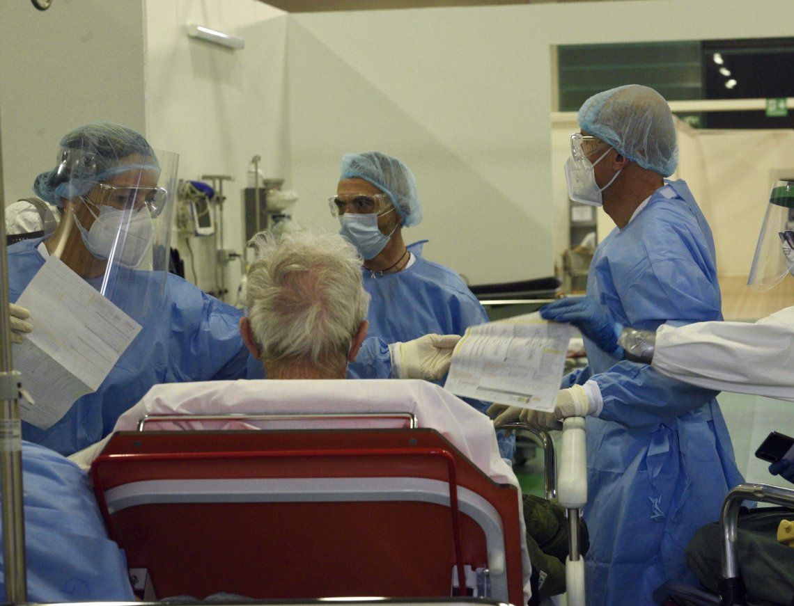 Médicos asisten a un paciente recién ingresado a un hospital de Bérgamo.