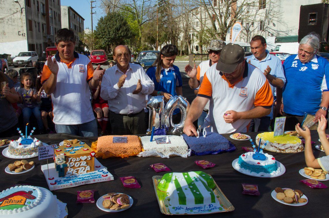 Juan José Mussi frente a la mesa con tortas por los distintos festejos.