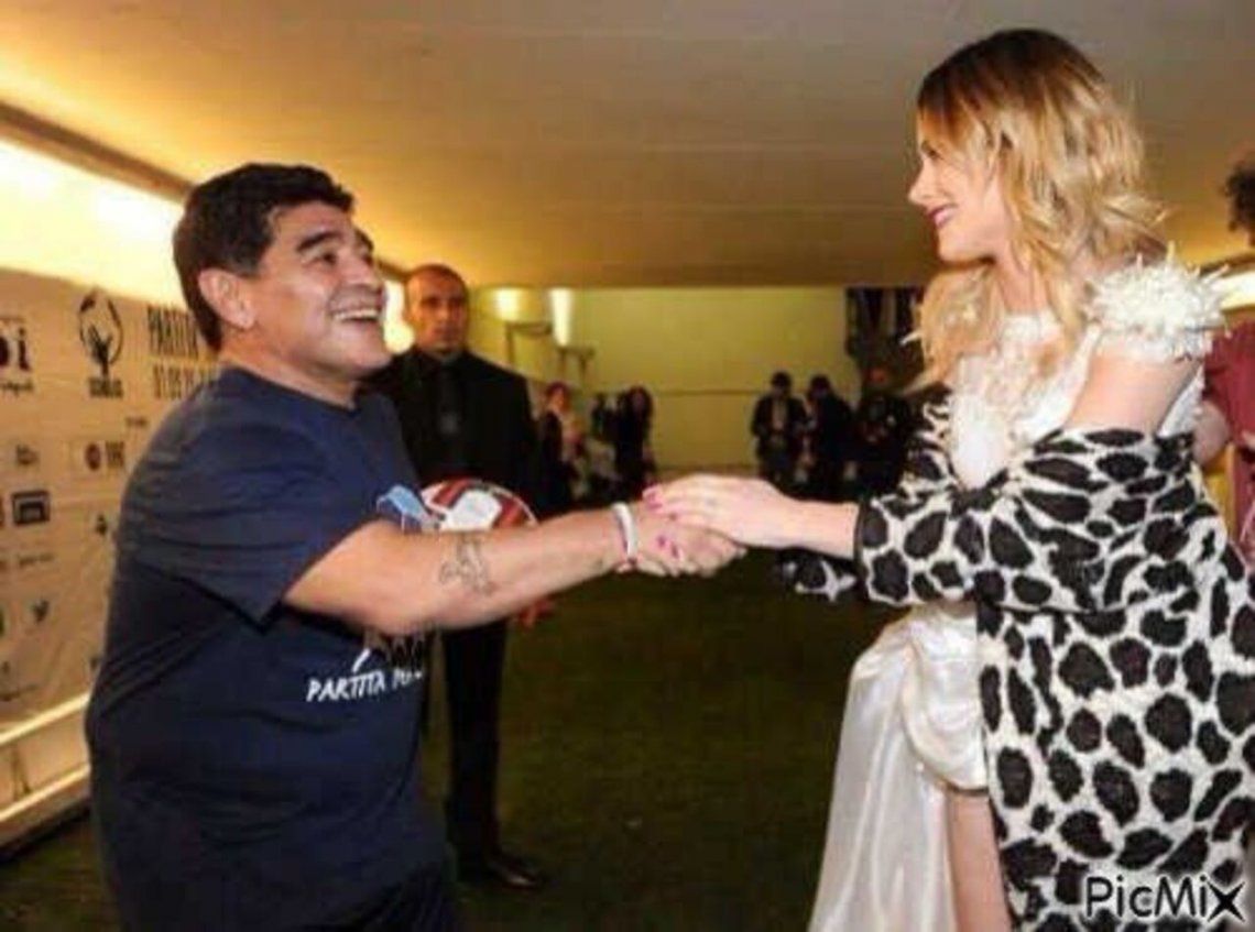 Tini Stoessel trajo la foto del encuentro con Maradona al programa.