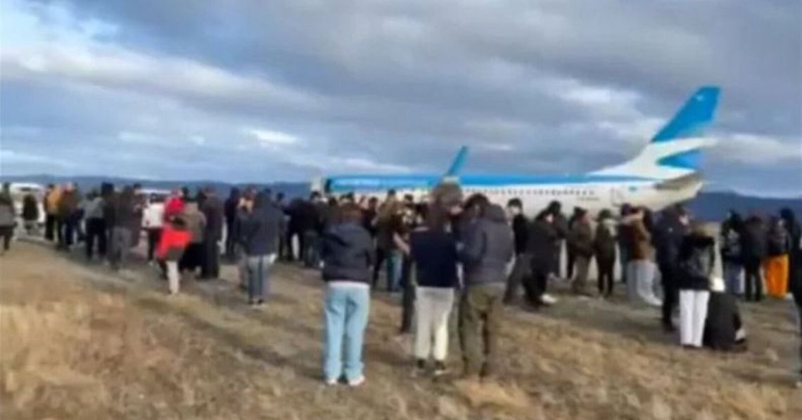 Un vuelo de Aerolíneas Argentinas debió aterrizar de emergencia en Tierra del Fuego por amenaza de bomba 