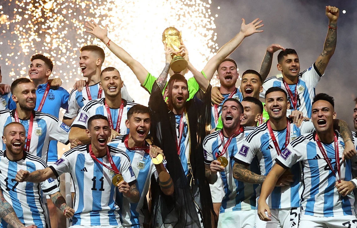 Messi levantando la Copa del Mundo: el final que quería el mundo.
