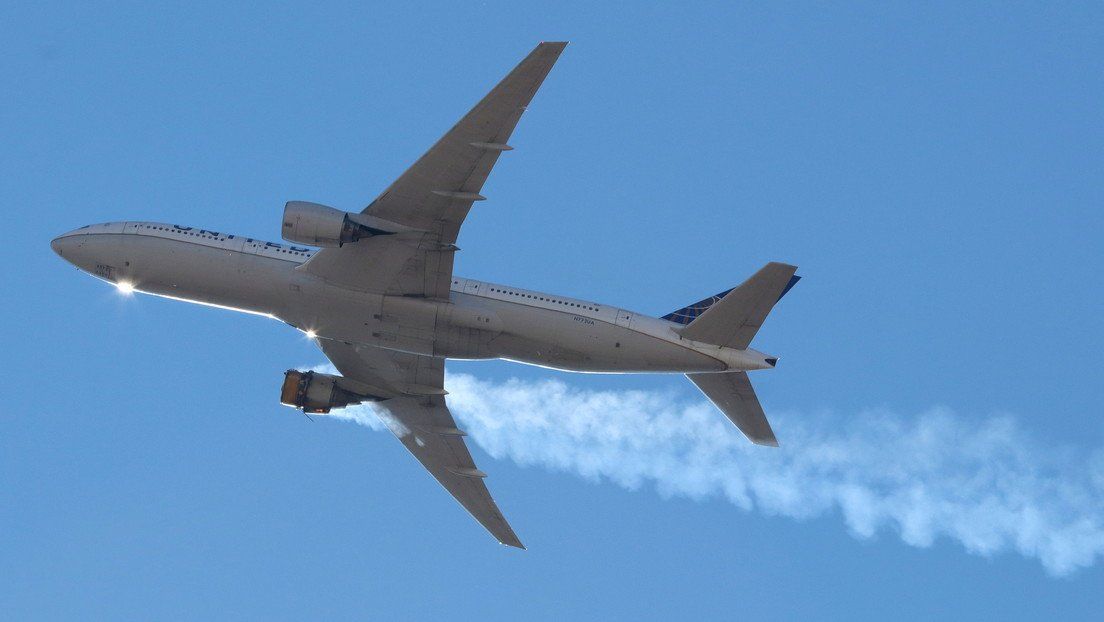 Boeing 777 con el motor averiado en Denver