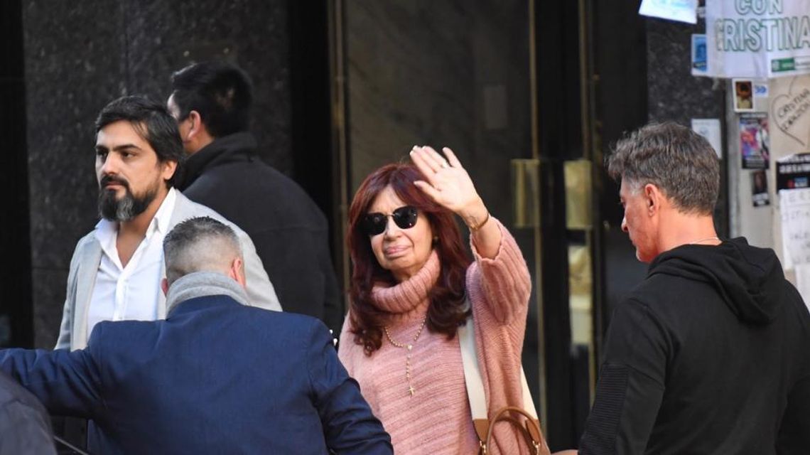 Cristina Kirchner al salir de su domicilio de Recoleta.