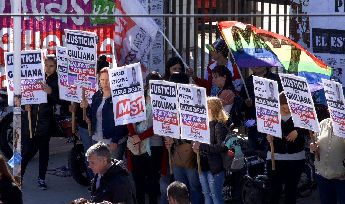 Ayer hubo una manifestación frente a los tribunales para pedir que detengan a Zárate.