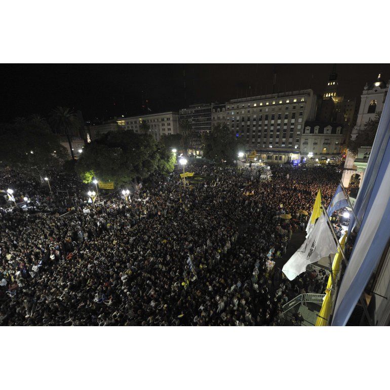 El Papa sorprendió con un saludo a los fieles de Plaza de Mayo