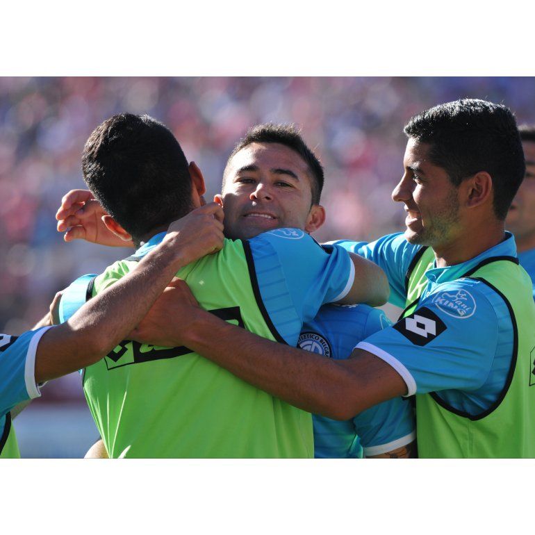 Belgrano y su goleador siguen de racha: dos de Bieler y triunfazo en Santa Fe