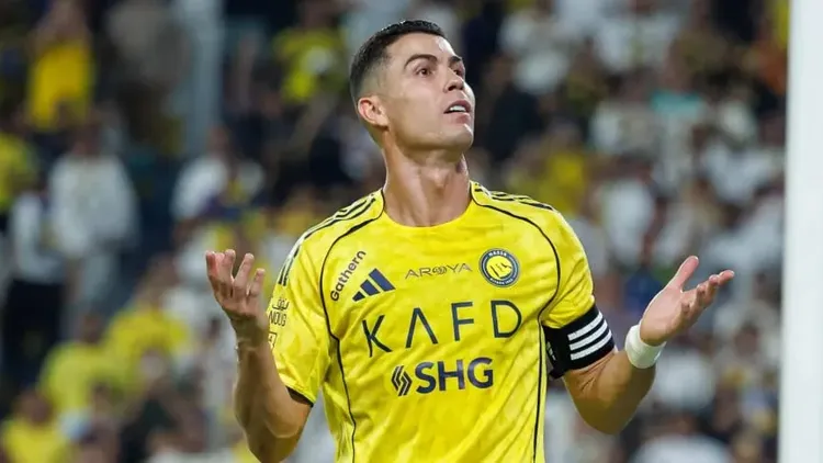 Cristiano Ronaldo vistiendo la camiseta de Al Nassr
