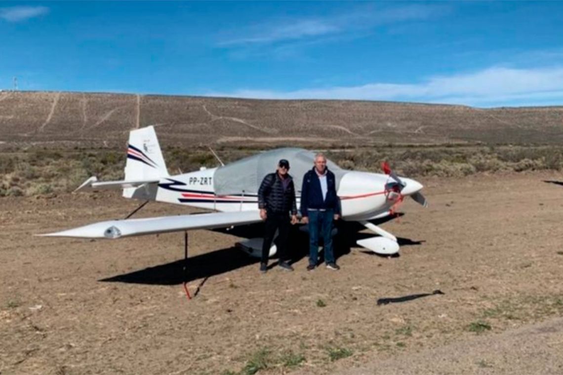 Castro Ramos junto a su avión en Comodoro Rivadavia