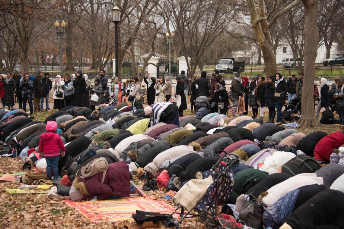 Musulmanes oraron frente a la Casa Blanca