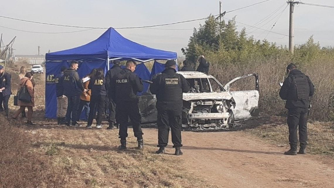 El automóvil es un Chevrolet Spin que estaba complemente quemado al momento de llegar la policía.