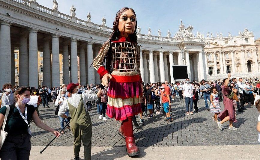 El Vaticano bendice la marioneta gigante Pequeña Amal, símbolo de los niños migrantes del mundo