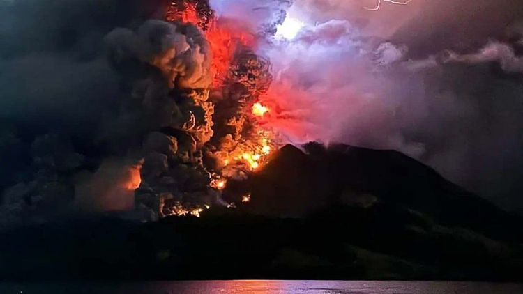 Además de las columnas de humo, de hasta tres kilómetros de altura, la erupción provocó en la noche de ayer una tormenta volcánica claramente visible y captada en video por testigos.