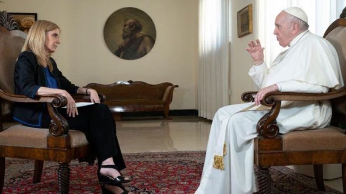 Bernarda Llorente y el papa Francisco, durante la entrevista.